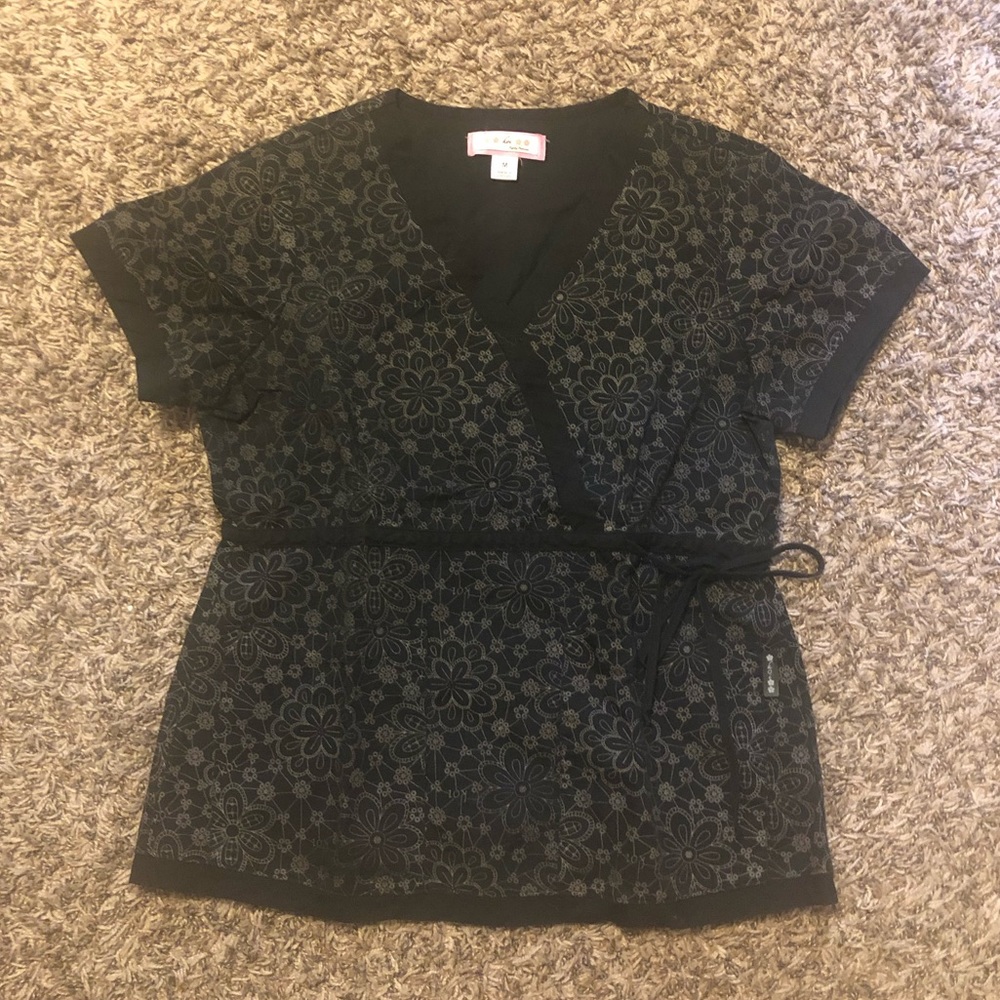 Size medium tie Koi scrub top black pattern